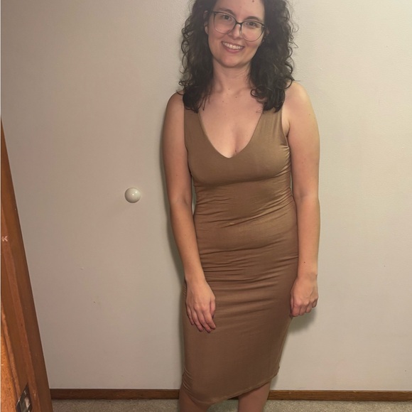 Elegant Tan Sleeveless Dress - Picture 3 of 3